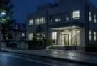 夜の警察署の建物の外観