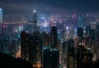夜のアジアの大都市の高層ビル群とネオンの明かり