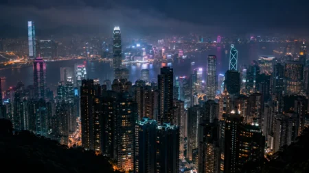 夜のアジアの大都市の高層ビル群とネオンの明かり
