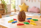 子ども部屋のテーブルに置かれた木のタルと色とりどりの短剣型のスティック