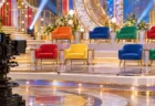 生放送のテレビスタジオに並ぶ空席の椅子とスポットライト