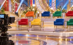 生放送のテレビスタジオに並ぶ空席の椅子とスポットライト