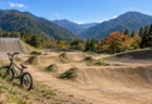 山あいのBMXコースの起伏と土の路面