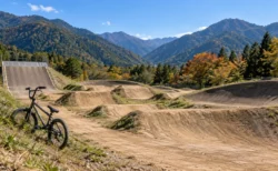 山あいのBMXコースの起伏と土の路面