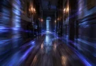 青紫の光の筋が流れる、夜の洋館の廊下を高速で駆け抜けるような視点