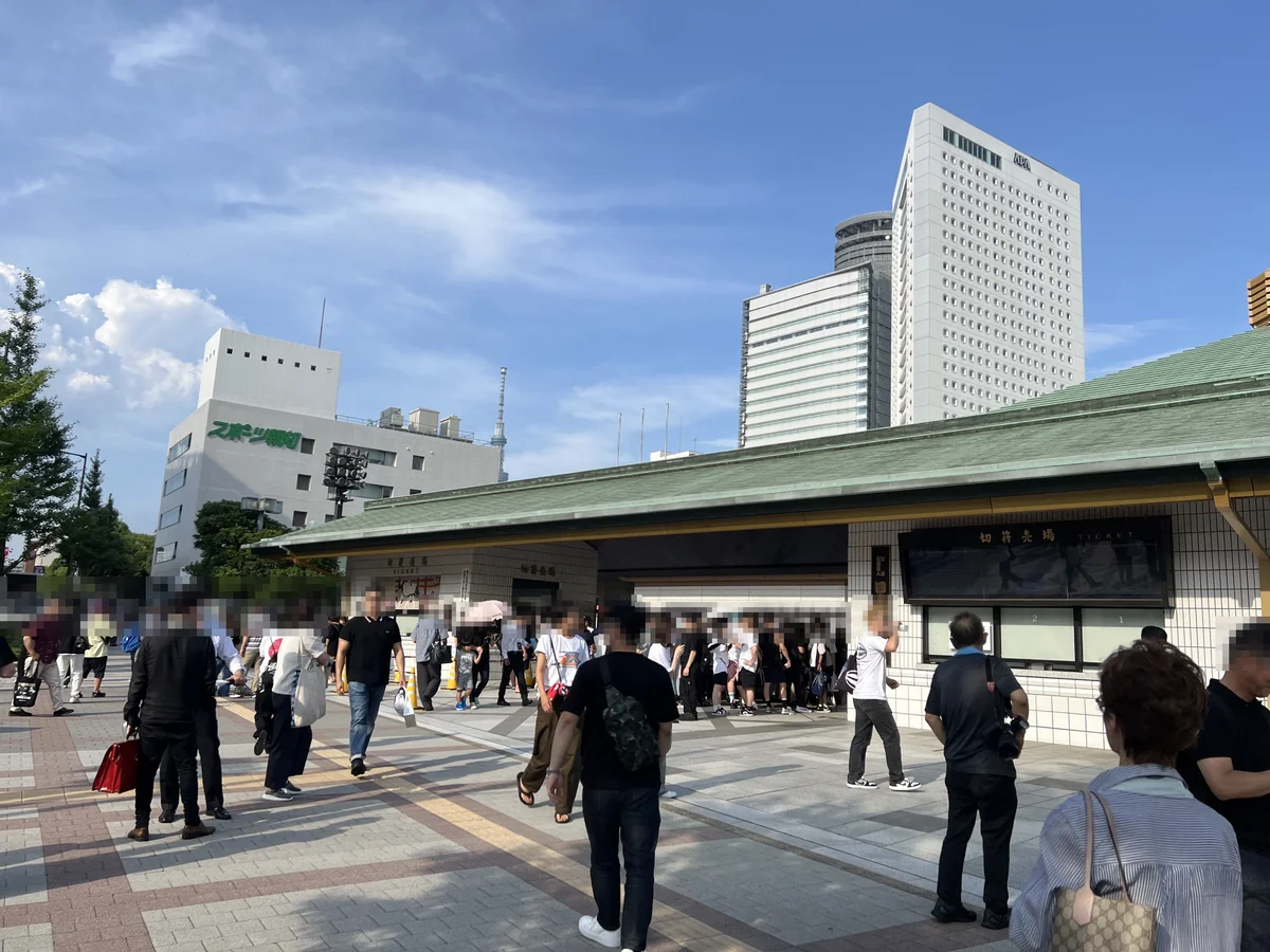 両国国技館の切符売場の前に集まる来場者