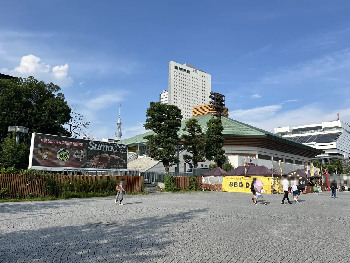 両国国技館の前の広場と国技館の屋根
