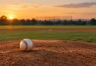 夕日に照らされた野球場のマウンドに置かれた硬式野球ボール