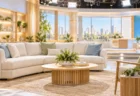 朝の光が差し込むテレビスタジオのソファと観葉植物