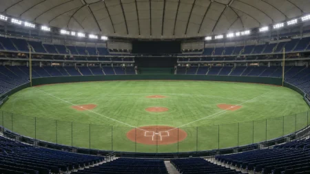 照明がともった無人のドーム球場の内野と観客席