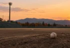 夕暮れの無人の地方球場のマウンドとブルペン