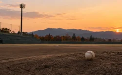 夕暮れの無人の地方球場のマウンドとブルペン