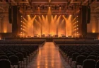 開演前の大きなアリーナのステージと客席