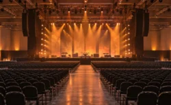 開演前の大きなアリーナのステージと客席