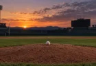 夕暮れの誰もいない野球場のマウンドに置かれた白いボール