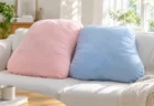 柔らかな日差しの部屋のソファに置かれた大きなクッション