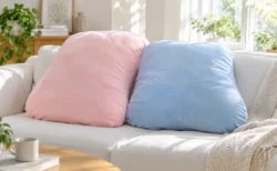 柔らかな日差しの部屋のソファに置かれた大きなクッション