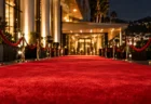 夜の映画祭会場前に敷かれた無人のレッドカーペットとロープスタンド