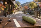 秋の道後の温泉街の石畳の通りと古い木造の建物