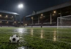 夜のイングランドのサッカースタジアムのピッチとゴール