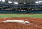 夕暮れのドーム球場のマウンドに置かれたロジンバッグと、白線の引かれた投手板