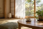 柔らかな光が差し込む静かな部屋の窓辺