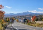 秋晴れの北海道の街のロードサイドと遠くの山並み