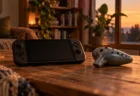 夕暮れの部屋のローテーブルに置かれた携帯型ゲーム機と陶器のオカリナ