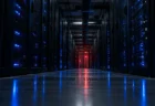 サーバーラックが並ぶデータセンターの通路