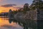 夕暮れの城の石垣と堀