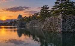 夕暮れの城の石垣と堀