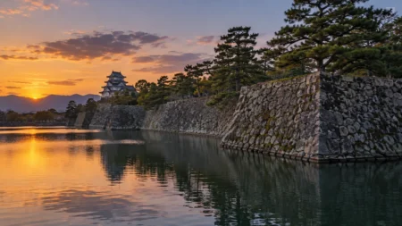 夕暮れの城の石垣と堀