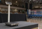 後楽園ホールのような小さなボクシング会場の計量台と体重計