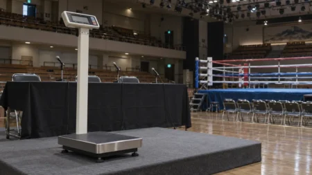 後楽園ホールのような小さなボクシング会場の計量台と体重計