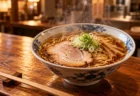 ラーメン店のカウンターに置かれた醤油中華そば