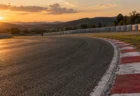 夕方の光に照らされたサーキットのカーブと縁石