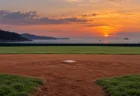 夕暮れの海沿いの野球場、二塁ベース付近の内野