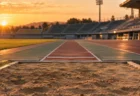 夕暮れの陸上競技場の走り幅跳びの砂場と助走路