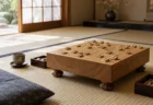 和室の畳に置かれた木製の将棋盤と駒