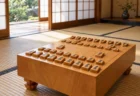 和室の畳の上に置かれた将棋盤と駒