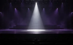 白いスポットライトが中央に当たる無人のコンサートステージ