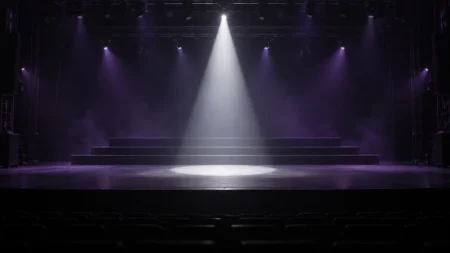 白いスポットライトが中央に当たる無人のコンサートステージ