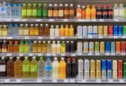 スーパーの飲料・酒類売り場の棚