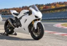 サーキットのコーナーとピットレーン前に止められたレーシングバイク