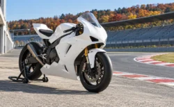 サーキットのコーナーとピットレーン前に止められたレーシングバイク