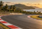 南国の海沿いのサーキットとピットレーン
