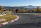 秋晴れの朝、誰もいないサーキットの長いコーナーと縁石