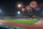 夜のスタジアムの観客席と照明に照らされたフィールド