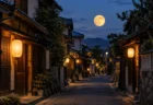 満月が昇る夜の日本の静かな路地と、軒先に灯る和紙の提灯