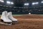 ナイター照明が灯る球場のマウンドに置かれた野球ボールと、手前の白いフィギュアスケート靴のイメージ